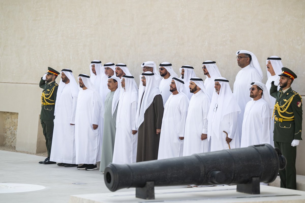 رئيس الدولة «حفظه الله» يرفع علم الدولة في قصر الحصن في #أبوظبي بصحبة عدد من الضباط المتقاعدين 🇦🇪 

#يوم_العلم
#مصدر_للأخبار