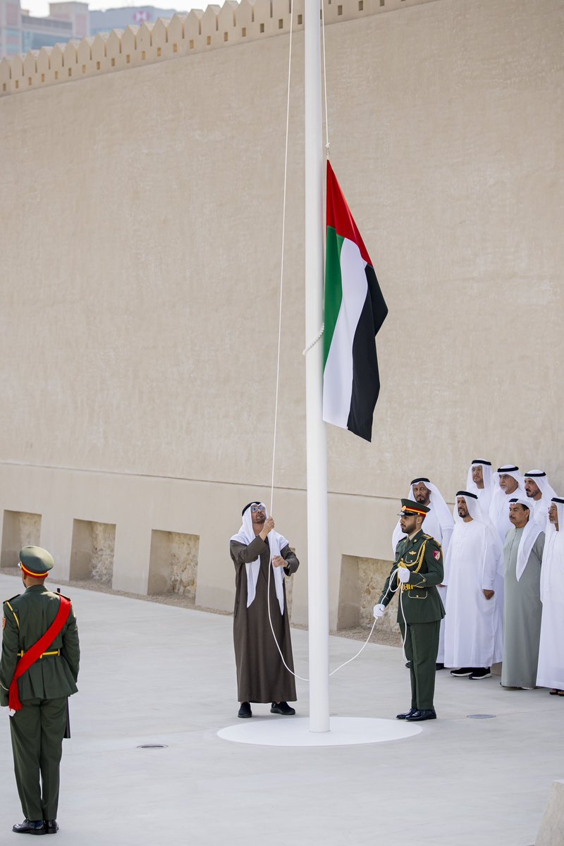 MSDAR_NEWS's tweet photo. رئيس الدولة «حفظه الله» يرفع علم الدولة في قصر الحصن في #أبوظبي بصحبة عدد من الضباط المتقاعدين 🇦🇪 

#يوم_العلم
#مصدر_للأخبار https://t.co/GXIJPGS5Ry
