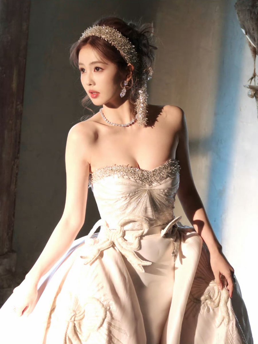 bailuniverse's tweet image. this is the most princess she&apos;s ever looked I&apos;m OBSESSED