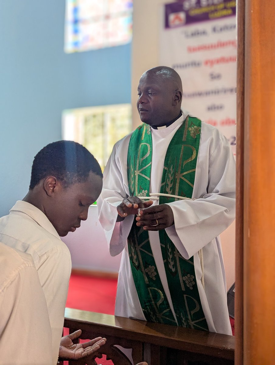 LuziraSecSch's tweet image. #LuziraSS #ThanksgivingService #DedicationService #FaithInEducation #ForExcellenceWeEndure
In her powerful message, she inspired both learners and staff with words of faith and purpose, before anointing the candidates with oil, committing their efforts and future into God’s hands