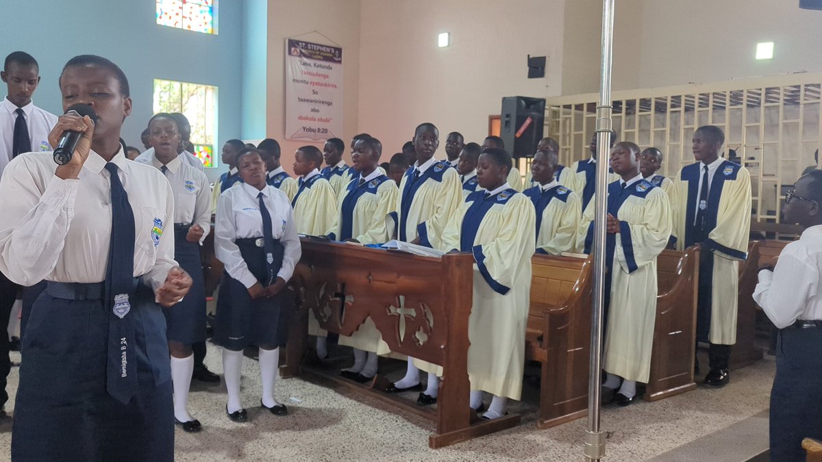 LuziraSecSch's tweet image. #LuziraSS #ThanksgivingService #DedicationService #FaithInEducation #ForExcellenceWeEndure
In her powerful message, she inspired both learners and staff with words of faith and purpose, before anointing the candidates with oil, committing their efforts and future into God’s hands