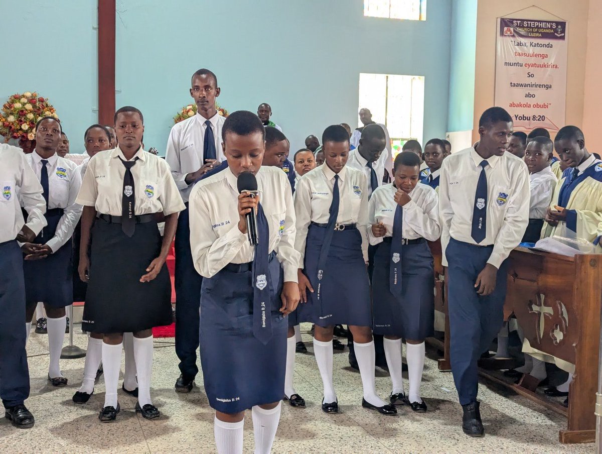 LuziraSecSch's tweet image. #LuziraSS #ThanksgivingService #DedicationService #FaithInEducation #ForExcellenceWeEndure
In her powerful message, she inspired both learners and staff with words of faith and purpose, before anointing the candidates with oil, committing their efforts and future into God’s hands