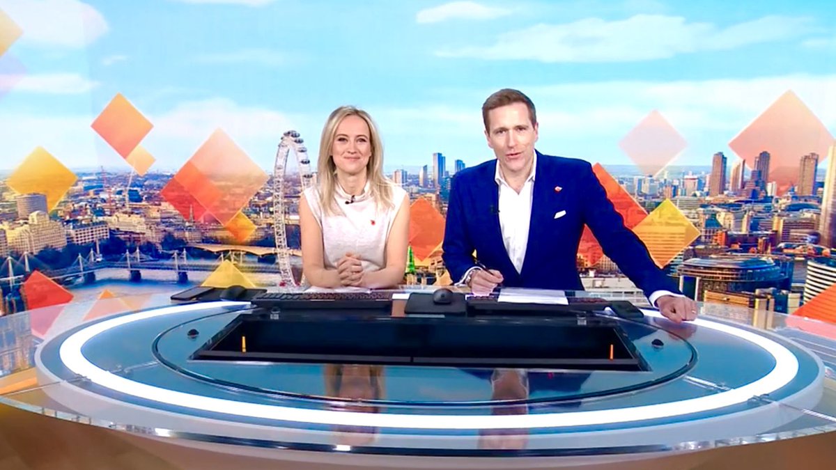NeilDunwoodie's tweet image. …and we’re off🙌🏻
A new look to mornings @SkyNews 
@GarethBarlow 6am
@SophyRidgeSky @WilfredFrost 7am 
@AnnaJonesSky @KamaliMelbourne 
with you at weekends 
@RidgeandFrost #SkyNews #tunein