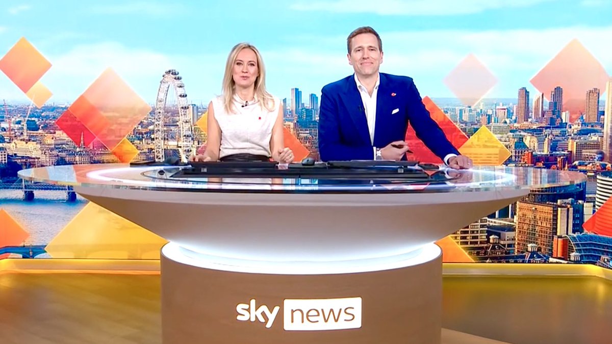 NeilDunwoodie's tweet image. …and we’re off🙌🏻
A new look to mornings @SkyNews 
@GarethBarlow 6am
@SophyRidgeSky @WilfredFrost 7am 
@AnnaJonesSky @KamaliMelbourne 
with you at weekends 
@RidgeandFrost #SkyNews #tunein