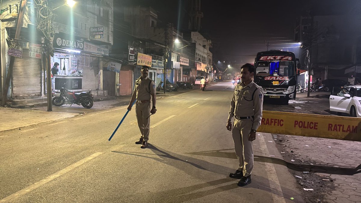 👉रतलाम पुलिस द्वारा कांबिंग गश्त कर, गुंडे बदमाशों व असमाजिक तत्वों के विरुद्ध की प्रभावी कार्यवाही
👉पुलिस अधीक्षक द्वारा बल को ब्रीफ कर शहर में कांबिंग गश्त हेतु किया गया रवाना
👉लंबे समय से फरार--34 -स्थाई वारंट, 84-गिरफ्तारी वारंट किए तामील
facebook.com/share/p/17TkAN…