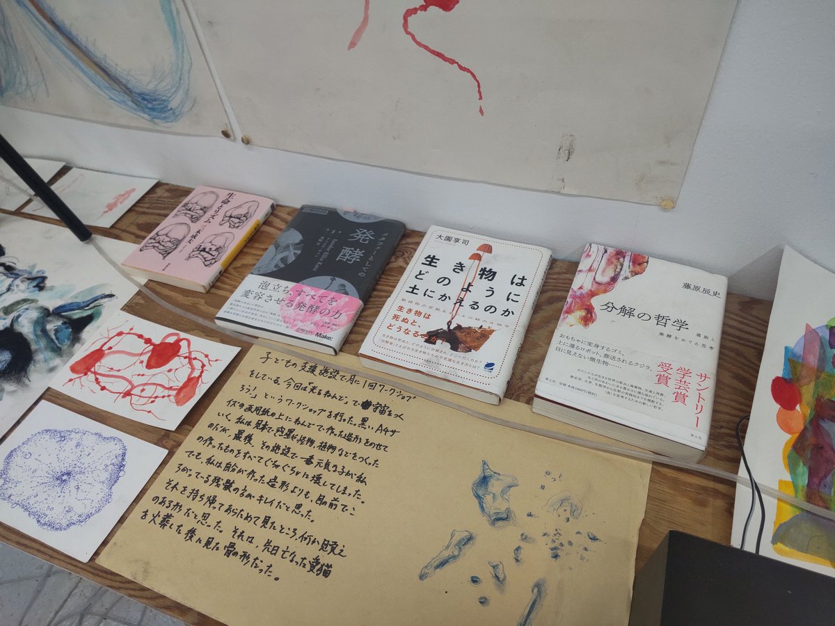 お初の0地点で宮崎竜成個展。《いのちがかたちになるとき》（1枚目）がとても良かった！隣では2023年に制作された映像作品（2枚目）が流れていて、精肉販売業を営むお父さんが手際良く牛肉を価値づけていく様子に見入った。職人さんの手元映像は、包丁の切れ味にうっとりしますよね。いやー良かった。