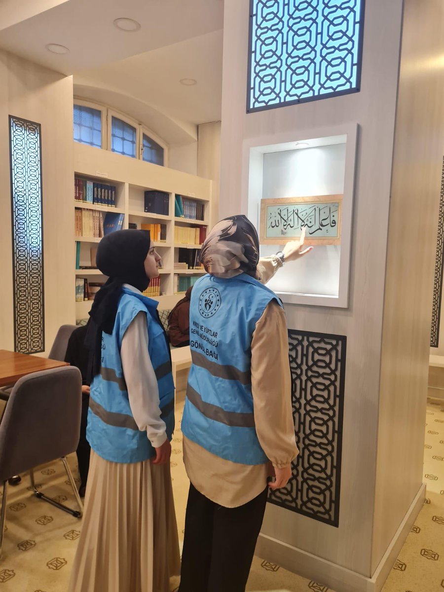 Mutfakta hem yemek pişti, hem gönüller birleşti.

Terzi Baba Kız Yurdu öğrencilerimiz, Diyanet Gençlik Merkezi'nde manevi danışmanlarımız ve hocalarımızla bir araya geldi. 
Birlikte yemek yapıp, keyifli bir "hasbihal" ile paylaşmanın mutluluğunu yaşadılar.