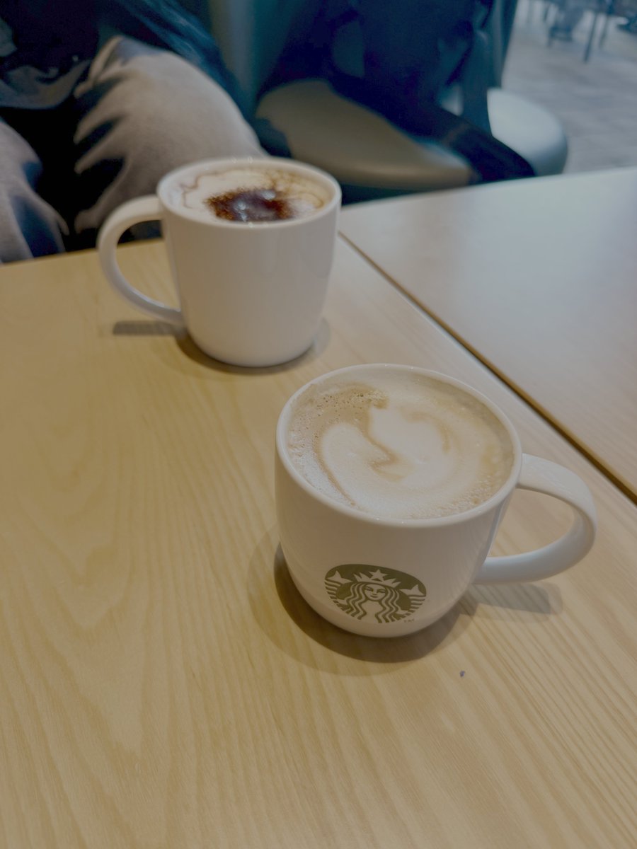 8삭둥이로 태어나 
인큐베이터에서 
간신히 아빠 손가락 한마디
움켜쥐던 아가,

이제 다 큰 아가씨가 되어
아빠 보고싶다고
전철타고 버스타고
왔다.

사랑하는 내 아가 ~