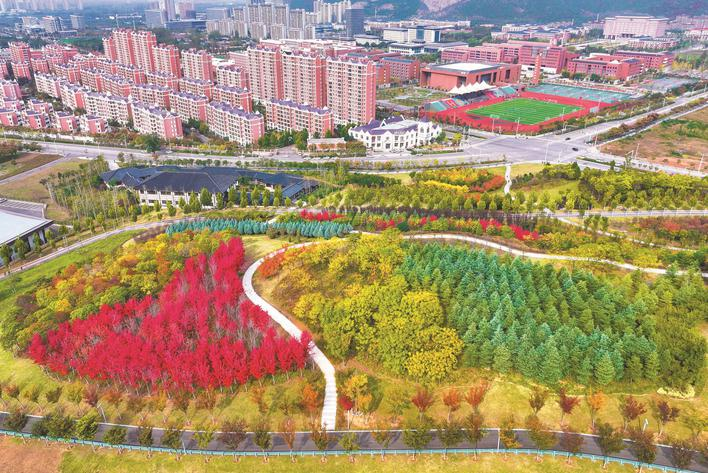 CharmingHuaibei's tweet photo. The Huashan Park in Lieshan District, Huaibei City is adorned with vibrant autumn colors. The layered woods are bathed in autumn hues, complementing the city and together forming a vivid and poetic autumn panorama.
#VisitHuaibei #淮北 #AnhuiTravel https://t.co/SmaIRiqIyJ