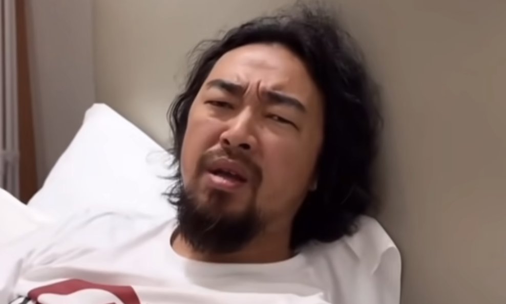 这个操作要把老子整神！🤬
所有的AI平台都有会员，因为没有一个AI平台能所有问题通吃😂但是同样的问题需要复制粘贴来回切换问 ChatGPT, Claude, Perplexity ...... 
有没有什么软件或者开源项目能直接聚合这些webapp, 一次提问全部一起回答？🥹
Monica，Sider那种聚合API的就算了，API 和