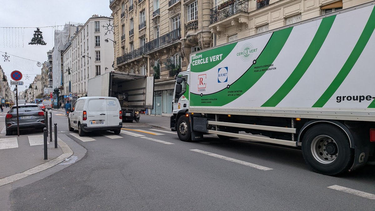 PeS_15e's tweet photo. Passage piétons sans feux rue Lecourbe à l'heure des écoliers. Les livraisons sont interdites à cette heure. Et c'est extrêmement dangereux à quelques mètres de plusieurs écoles. Comment pouvez-vous tolérer cela @Philippe_Goujon @AnthonySamama ?
#ZeroVision https://t.co/AEzmqUmIlm