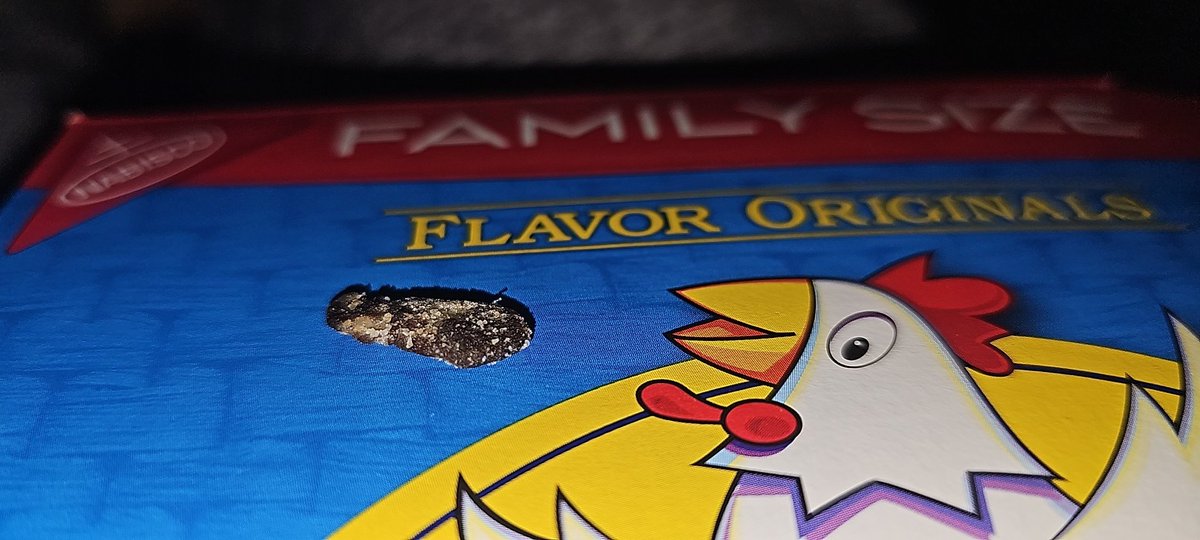 TylerDeff's tweet photo. @nabisco  what is this??? I found it at the bottom of this box. Looks like mold?? https://t.co/d1FHPXn4Su