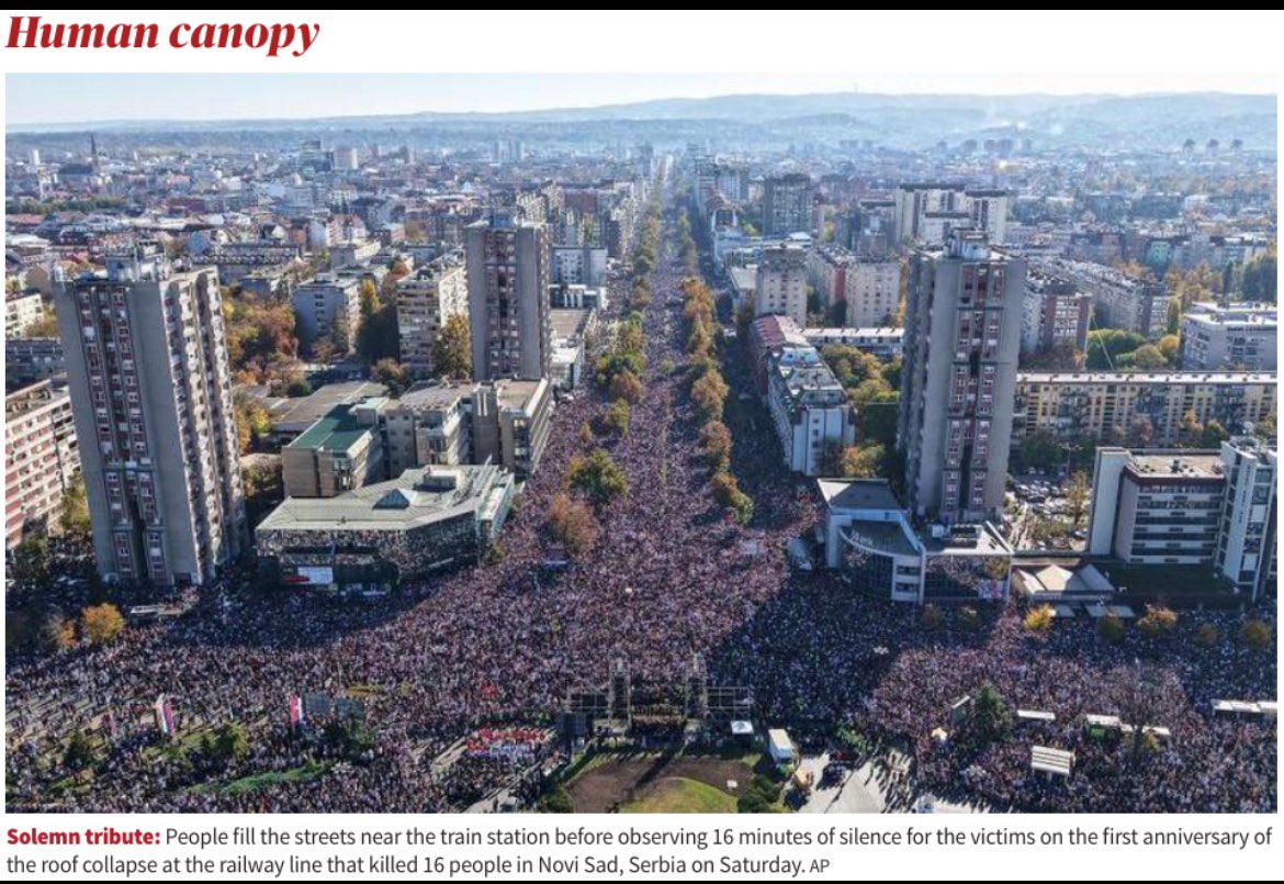 रविवार को ‘द हिंदू’ ने एक तस्वीर छापी है, जिसमें यूरोपीय देश सर्बिया के रेलवे स्टेशन के बाहर लाखों लोगो की भीड़ जमा है. यह भीड़ यहां एक साल पहले हुए हादसे की बरसी के मौक़े पर जमा हुए थी. जनता ने 16 मिनट का मौन उन लोगों के लिए रखा, जो इसी रेलवे लाइन की छत के गिरने से मरे थे. एक
