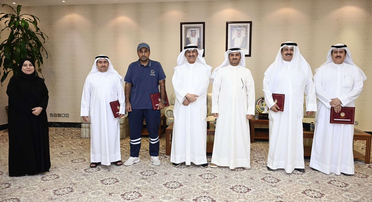 محافظ الجهراء يستقبل فريق إدارة صيانة الطرق والشبكات لمتابعة مشاريع البنية التحتية

استقبل معالي محافظ الجهراء السيد حمد جاسم الحبشي في مكتبه بديوان عام المحافظة، فريق إدارة صيانة محافظة الجهراء للطرق والشبكات في وزارة الأشغال العامة، وذلك في إطار التنسيق المستمر بين المحافظة