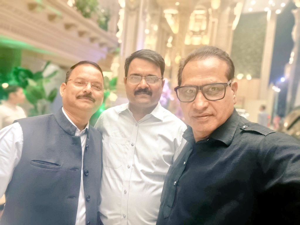 खूब जमी महफिल, जब मिले 3 यार मे, इंस्पेक्टर दया (कुछ तो गड़बड़ है वाले 😝) और इंस्पेक्टर धनंजय प्रताप 👍 

#friends #Delhipolicecare