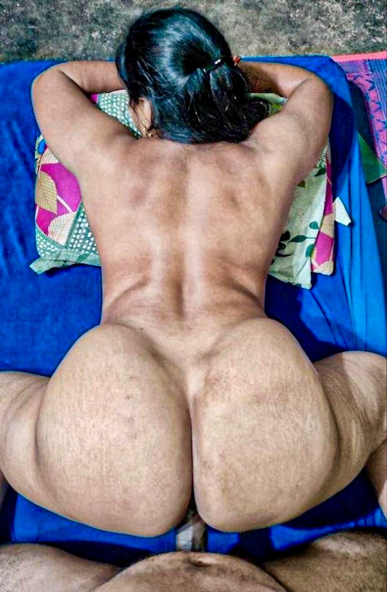 जब हवस से भरी औरत को उल्टा करके कच्छी के किनारे से मूसल जाता है तो चिपकी हुई छेद  मुंह खोलने लगती है।दमदार मूसल बच्चेदानी पर लगता है तो औरत चीखती है और प्यासी गदराई औरत के सब्र का बांध जब टूटता है।तो औरत ये नही देखती की सामने मर्द कौन है।वो बस अपनी इच्छाओं को पूरा करती है।