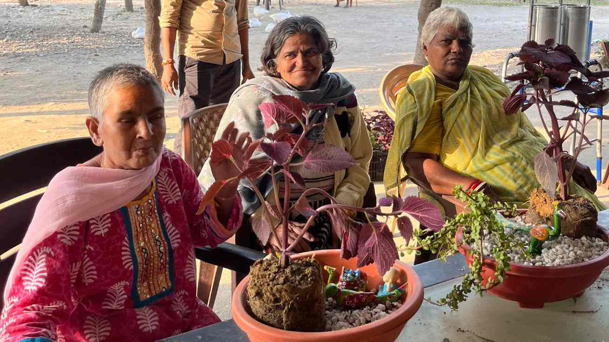 Music, laughter, and creativity brought joy to seniors! See how these elderly care activities inspire connection, wellness, and happiness. 🌿🎶 #SeniorCare #ElderlyWellness

standardsunrisefoundation.org/post/elderly-c…