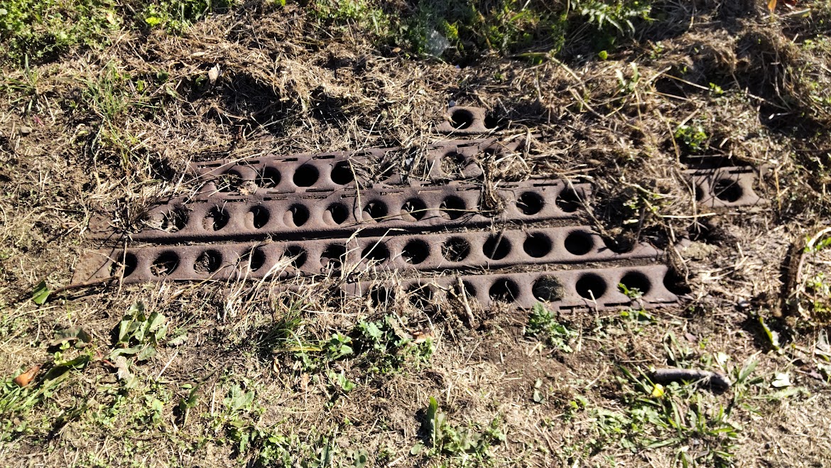 入間基地で「マーストンマット」らしきものを見かけた。

マーストンマットとは米軍が大戦中に滑走路を造るため使った穴あき鉄板。