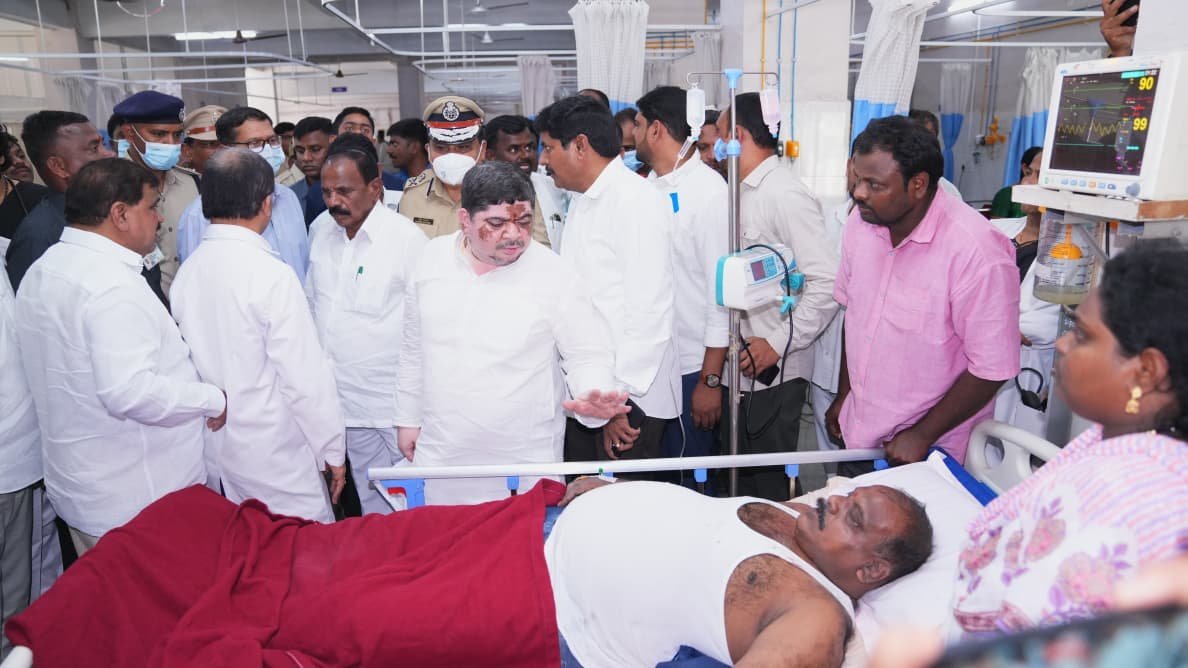 airnews_hyd's tweet image. 🔶చేవెళ్ల బస్సు ప్రమాద బాధితులను పరామర్శించిన మంత్రి పొన్నం ప్రభాకర్, ప్రభుత్వ చీఫ్ విప్ పట్నం మహేందర్ రెడ్డి.

#RTCBusAccident #Rangareddy #ChevellaBusAccident