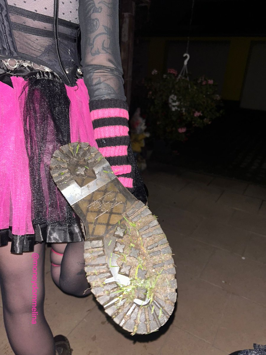 Throwback Halloween 👻 

Wir waren im Wald und haben Bilder gemacht. Da bin ich erstmal in Hundescheisse getreten. Das wäre doch ein Festmahl für dich, du Loser. 🤭😈

Findom femdom