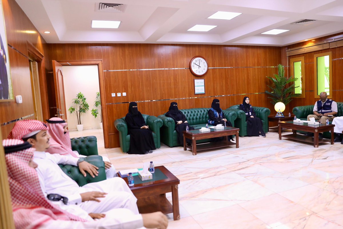 التقى المدير العام لإدارة #تعليم_الجوف بمدير مكتب هيئة الصحة العامة "وقاية" ورئيس لجنة الصحة المدرسية بفرع وزارة الصحة، وجرى خلال اللقاء استعراض البرامج الصحية المدرسية المشتركة للعام الدراسي 1447هـ، وتقديم عرض تعريفي لهيئة الصحة العامة "وقاية".

وأكدّ المدير العام أهمية تعزيز