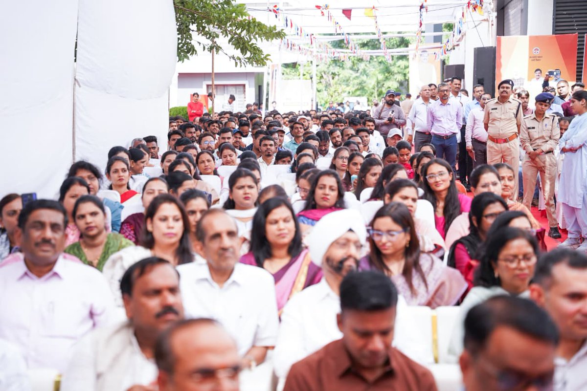 'सबके लिए रोशनी और सबके लिए प्रगति' के भाव से बढ़ रहा मध्यप्रदेश!
 
आज भोपाल में ऊर्जा विभाग की 'समाधान योजना 2025-26' का शुभारंभ किया। इससे राज्य के लाखों बिजली उपभोक्ताओं को लाभ होगा और उनके बिल पर लगने वाला सरचार्ज माफ किया जाएगा।

कार्यक्रम में एम.पी. पॉवर मैनेजमेंट कंपनी