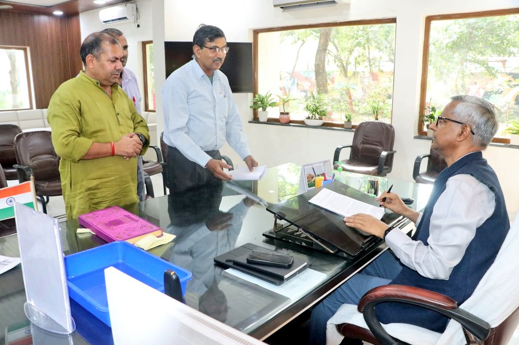 मण्डल आयुक्त कार्यालय कक्ष में #जनता_दर्शन में आए आमजन की समस्याओं को सुना. संबंधित अधिकारियों को गुणवत्तापूर्ण व समयबद्ध निस्तारित करने हेतु निर्देशित किया.

<a href="/CMOfficeUP/">CM Office, GoUP</a>