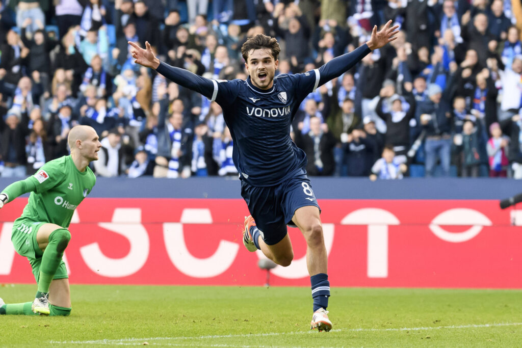 Jünger, schneller, erfolgreicher: Der Fußball des VfL Bochum macht endlich wieder Spaß. Spielstil, Formation und Personal haben sich stark verändert. Mit dem Heimsieg gegen Magdeburg hat der VfL sogar die Abstiegsränge verlassen. Mein Bericht: 

vfl-magazin.de/bochum-magdebu…