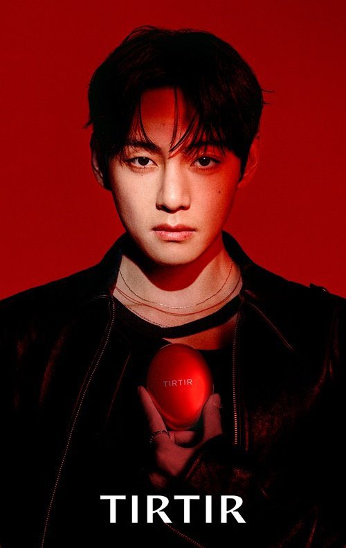 WORLDMUSICAWARD's tweet photo. #Taehyung has been officially appointed Global Brand Ambassador for #TIRTIR, Korea’s No. 1 cosmetics brand, and looks irresistible in new ad campaign! 💪🕺🏻🌎🤝🥇🇰🇷💄🧴💅❤️‍🔥👑💜 https://t.co/K8t40VtKOu