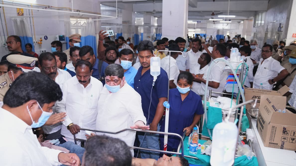 airnews_hyd's tweet image. 🔶చేవెళ్ల బస్సు ప్రమాద బాధితులను పరామర్శించిన మంత్రి పొన్నం ప్రభాకర్, ప్రభుత్వ చీఫ్ విప్ పట్నం మహేందర్ రెడ్డి.

#RTCBusAccident #Rangareddy #ChevellaBusAccident