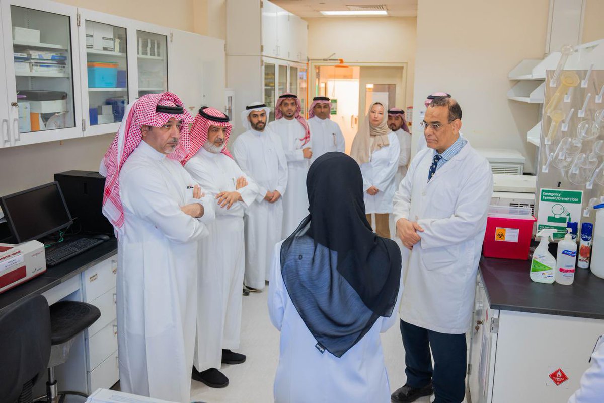 استقبلت كلية طب الأسنان معالي المستشار أ.حازم زقزوق في زيارة رسمية قام خلالها بجوله في مستشفى الأسنان التعليمي، واطّلع على تجهيزات العيادات والمعامل البحثية والتدريبية، و العيادة المتنقّلة.
كما اجتمع معاليه مع قيادات الكلية بحضور سعادة ا.د فهد الزهراني لمناقشة  دعم البحث العلمي.