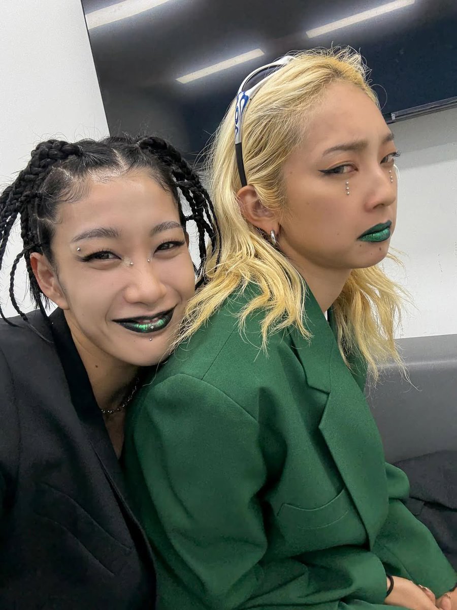 kyojyo424's tweet photo. 생일때는 안는거 허락해주는 여자..
이게바로쿄카하나관계성이야 https://t.co/502Z6I8MPm