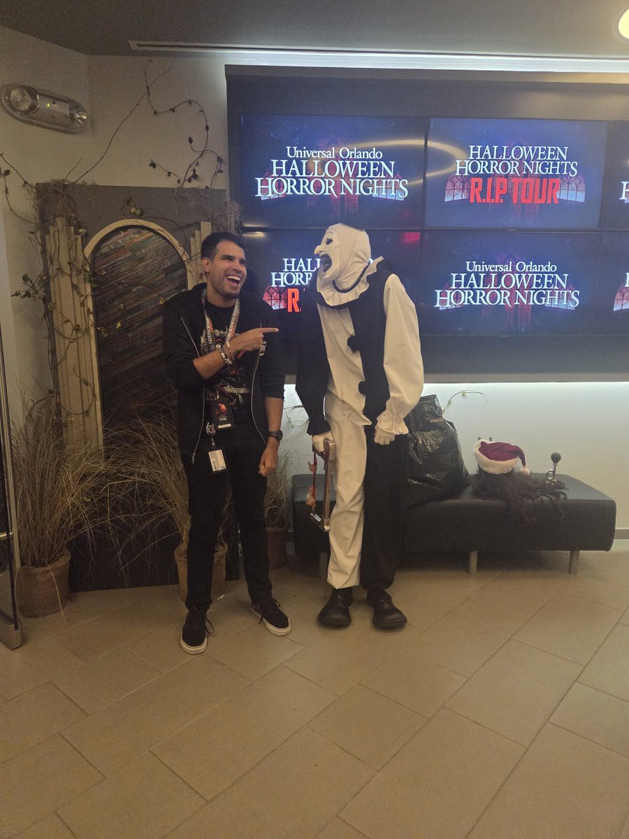 J_Symbiote247's tweet photo. Hanging with my best friend Art
#HHN34 #RIPTour #arttheclown #TERRIFIER https://t.co/IdndiZsVUI