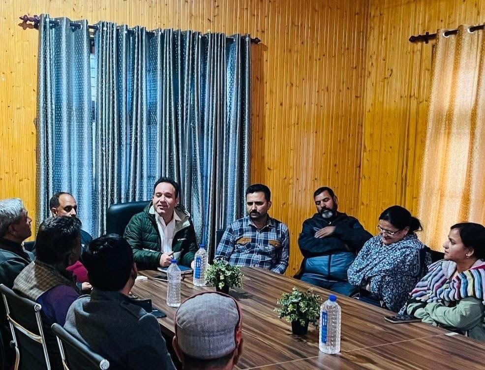 BJP4JnK's tweet photo. LoP J&K Assembly Shri @Sunil_SharmaBJP chaired a meeting with senior party leaders in Gulabgarh, #Padder, to discuss organizational strategies and strengthen party initiatives at the local level. https://t.co/BA06LsooW7