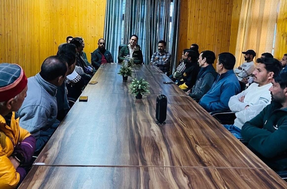 BJP4JnK's tweet photo. LoP J&K Assembly Shri @Sunil_SharmaBJP chaired a meeting with senior party leaders in Gulabgarh, #Padder, to discuss organizational strategies and strengthen party initiatives at the local level. https://t.co/BA06LsooW7