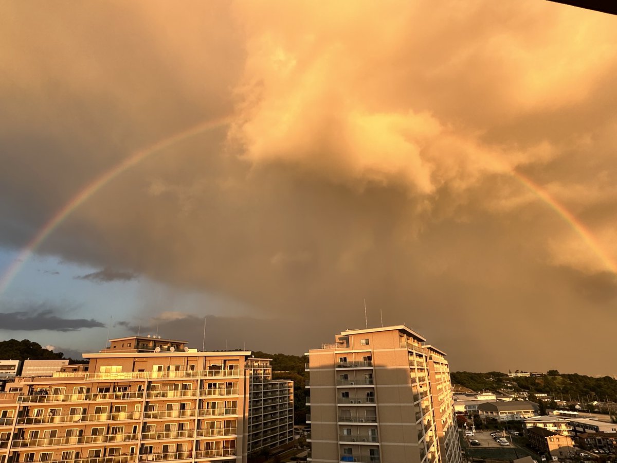 ASTRAYRED4's tweet image. #イマソラ
#虹
西陽を受けた雲をバックに虹🌈が出ました。今日は天気が不安定な、肌寒い１日でした😓外で庭仕事してたら、突然の雨…塵芥収集車に間に合わせる為、雨の中必死で作業してました😵何とか間に合いはしたけど…