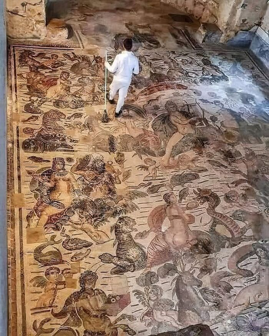 Oh wow! Take a look at this stunning 4th-century Roman mosaic floor at Villa Romana del Casale in Sicily, Italy 🇮🇹