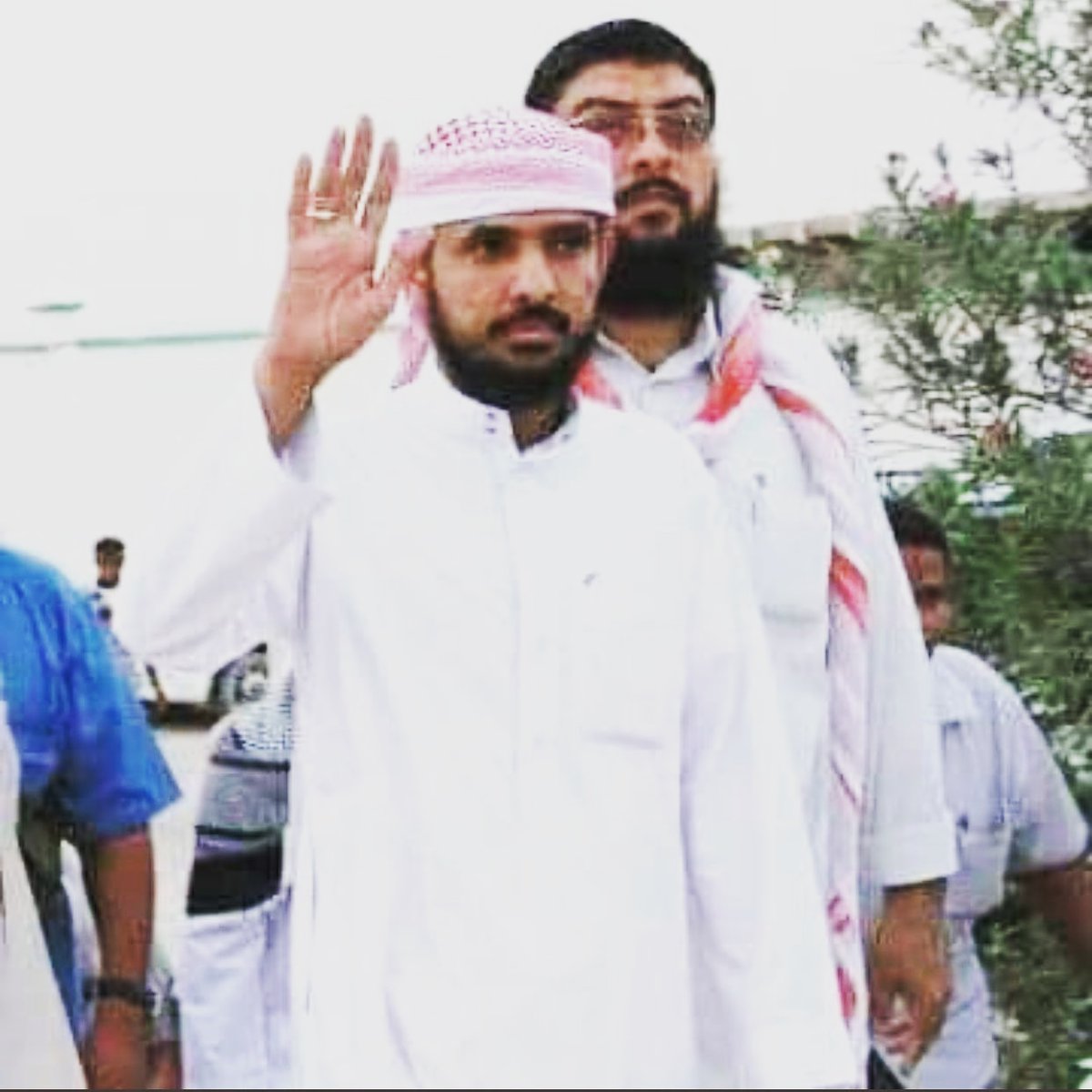 منذ ان اتصل بي قبل امس يطمئنني بعد أن دخل المستشفى أثر أزمة صحية مفاجئة وسمعت صوته شعرت أنه يودعني 
ابوصالح ليس مجرد أخ ومرافق شخصي بل كان رفيق درب وصاحب يشتد به الظهر بكل ماتحمله الكلمة من معنى 
استودعتك الله ايها الشهم النبيل والى اللقاء في الفردوس الأعلى من الجنة اللهم آمين