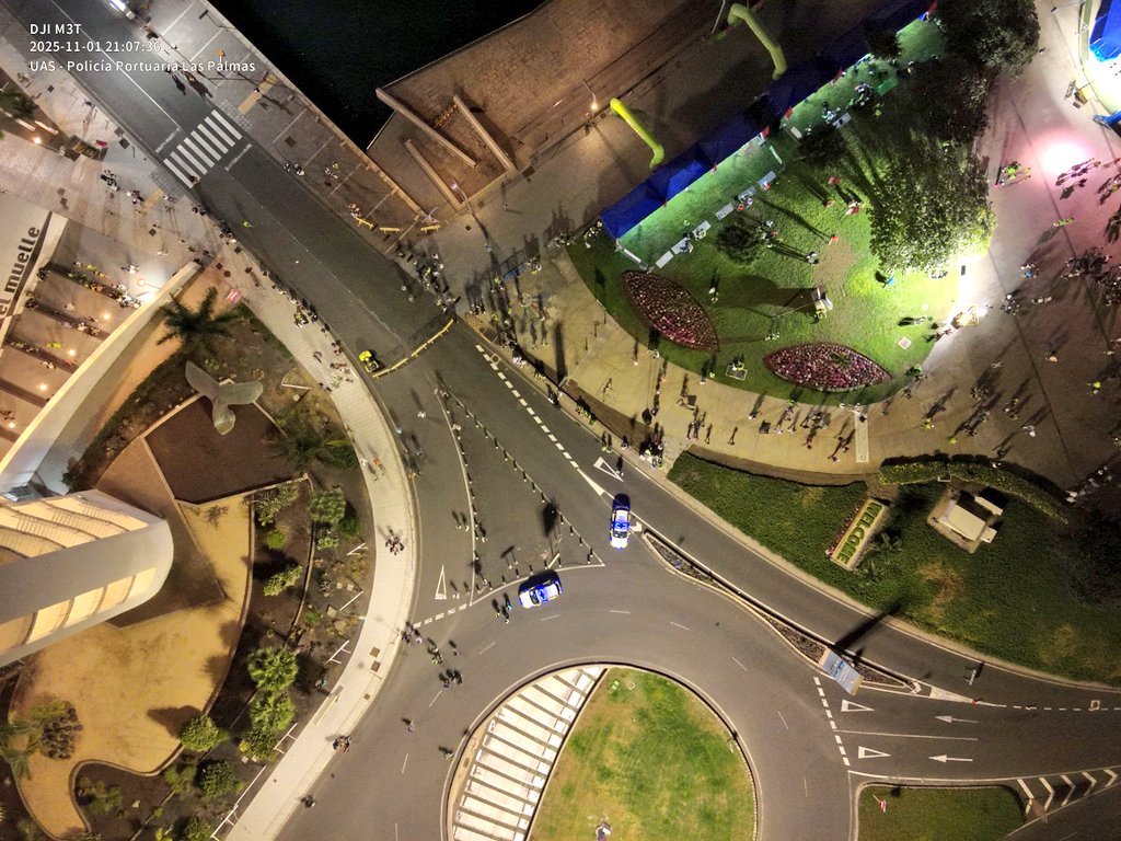 PoliciaAPLP's tweet image. 📸 Imágenes aéreas de la @BinterNightRun 2025 a su paso por el #PuertodeLasPalmas, donde también se instalaron la salida/meta, el PMA y otras infraestructuras necesarias ⛺️

#PolicíaPortuaria 💙
#UnidadDron 🛰
@LasPalmasPorts 
#PuertoCiudad 🏙
#PuertodePrimera 💪