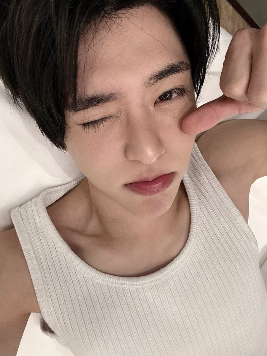 여자라면 오시온 민소매 셀카 좋아함