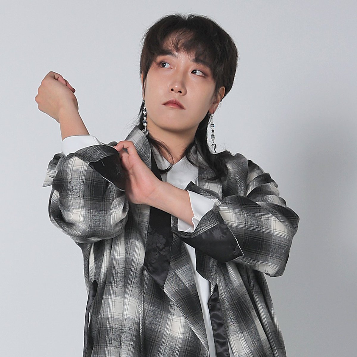 dareawon0502's tweet image. 옷이... 잘생겼어요...
👉검정색 양단 디테일이 들어간 깃
👉고름을 묶어 단정한 저고리처럼, 고름을 풀어 편안한 아우터처럼
👉105(L)까지 입을 수 있는 넉넉한 사이즈로 언제나 편하게
dareawon.com/product/%EB%82…