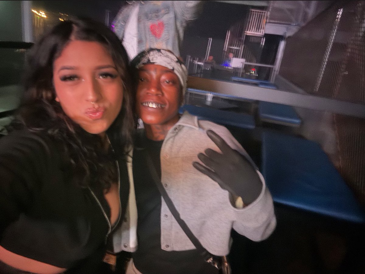 taurusdelightt's tweet photo. met the lovely & talented @DeeGatti_ tonight 🖤#mylifeiscomplete https://t.co/snG2Iqio9f