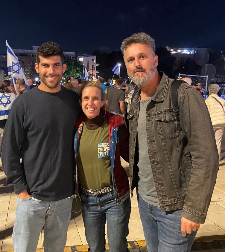 HuMus_MuS's tweet image. רק במדינה אחת בעולם ב24 שעות:
1. שני אנשים נהרגים בתאונות  דרכים.
2. פצ״רית נעלמת ונמצאת ונעצרת.
3.  גופות מוחזרות מהאויב.
4. מתפוצצת פרשיית שוחד מטורפת ( יד רוחצת יד).
5. שר המשפטים והיועמ״שית מתנצחים פומבית והשעה רק 10 בבוקר !!!
6. אתה מגלה מי זו החברה הכי הטובה של הפצ"מרית.