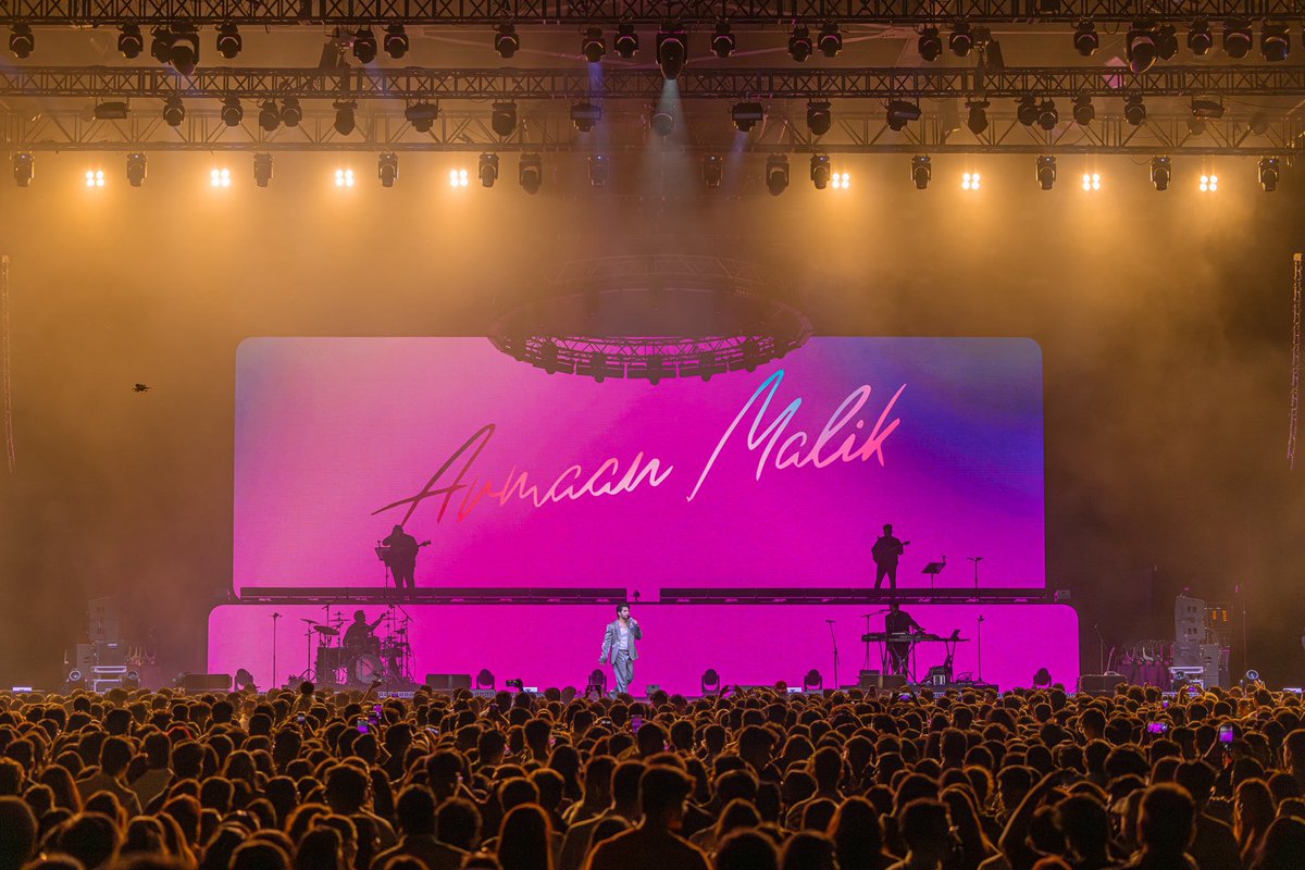 ArmaanMalik22's tweet photo. Two nights ago, I lived my biggest dream: performing to a sold-out stadium in my hometown Mumbai! 18 years in music has led to this moment 💙✨ 

9,000 people celebrating me and my music…what more could an artist possibly ask for? Onwards &amp; upwards, no looking back 🚀 https://t.co/YDyfSSEPXG