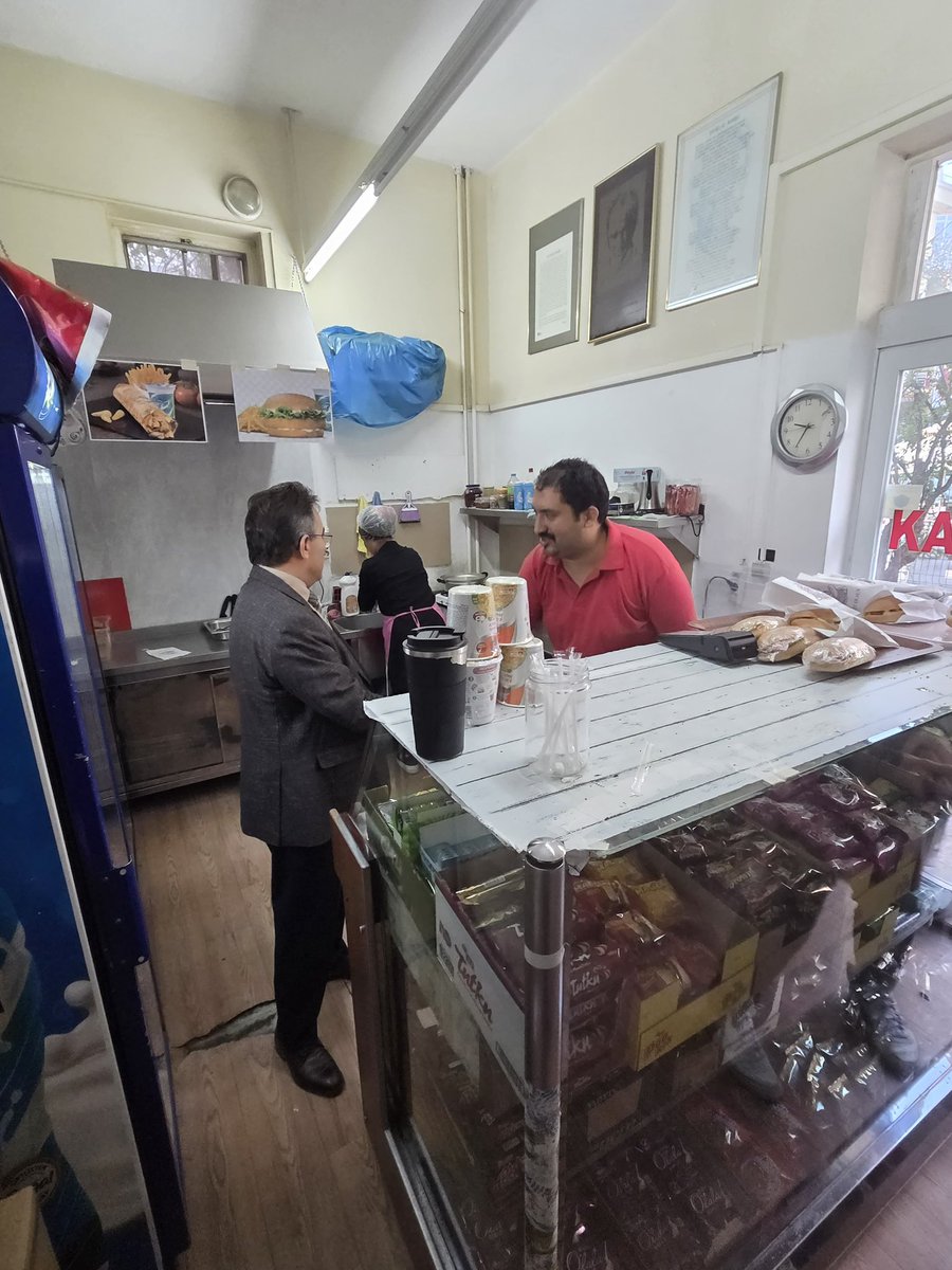 Kaymakamımız Sayın Nurullah Kaya, 75. Yıl Mesleki ve Teknik Anadolu Lisesi’ni ziyaret etti. Okul yönetimi ve öğretmenlerle bir araya gelerek okulun genel durumu hakkında bilgi aldı.
Kaymakamımız,sınıfları ve  da gezerek öğrencilerle sohbet etti ve eğitimlerinde başarılar diledi.