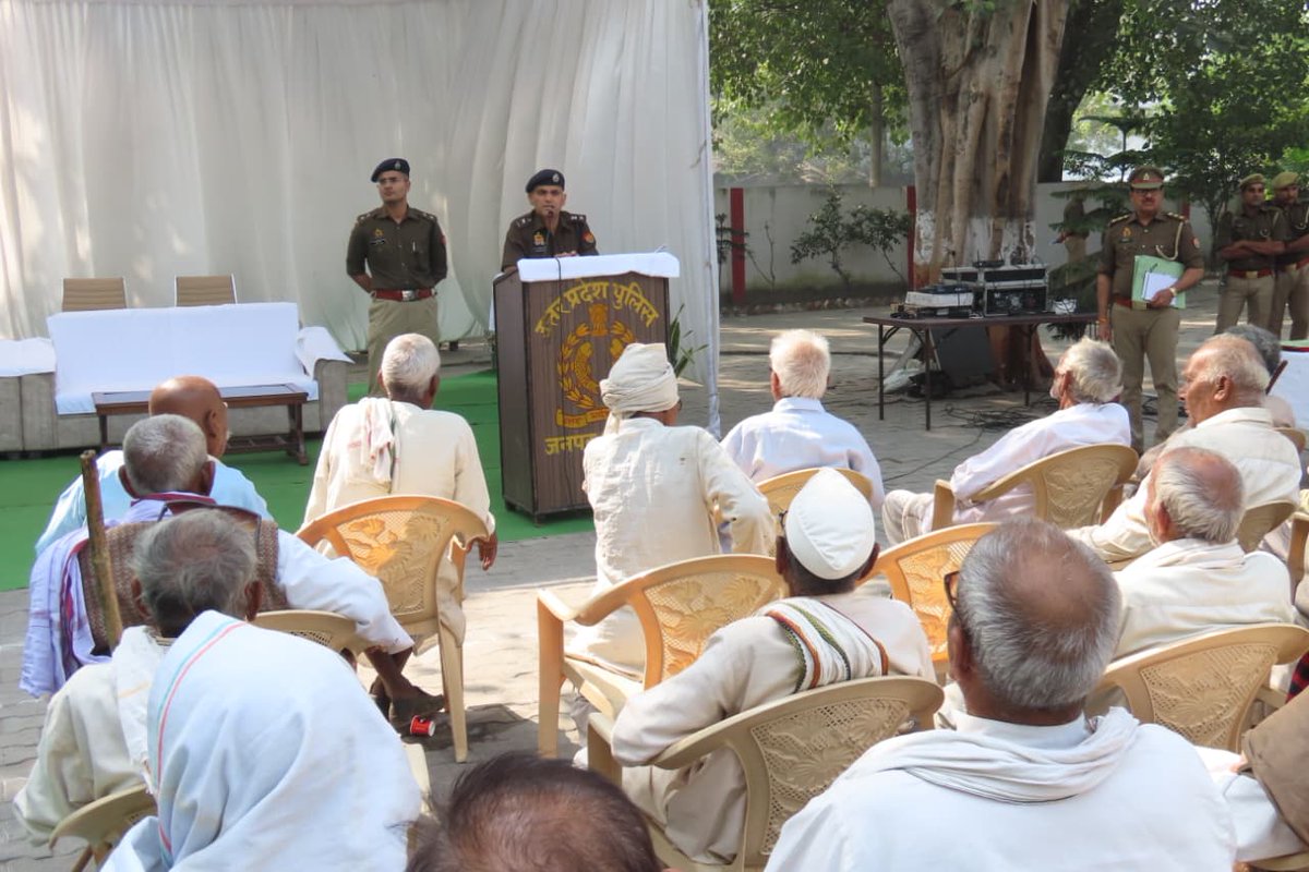 aligarhpolice's tweet image. #Aligarh । #AligarhPolice
#SSP_Aligarh द्वारा 70 वर्ष से अधिक उम्र के 130 हिस्ट्रीशीटरों की निगरानी की गई बंद ।

अलीगढ़ पुलिस की पहल, समाज की मुख्यधारा में लौटने का दिया मौका !
#UPPolice