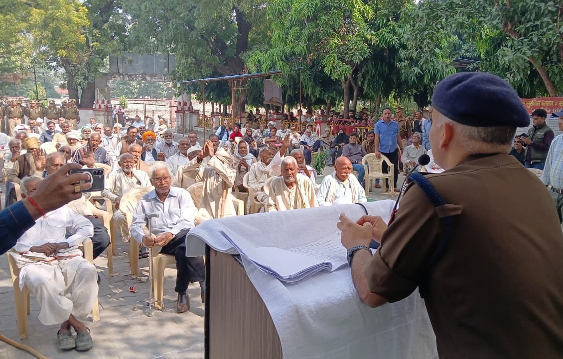 aligarhpolice's tweet image. #Aligarh । #AligarhPolice
#SSP_Aligarh द्वारा 70 वर्ष से अधिक उम्र के 130 हिस्ट्रीशीटरों की निगरानी की गई बंद ।

अलीगढ़ पुलिस की पहल, समाज की मुख्यधारा में लौटने का दिया मौका !
#UPPolice