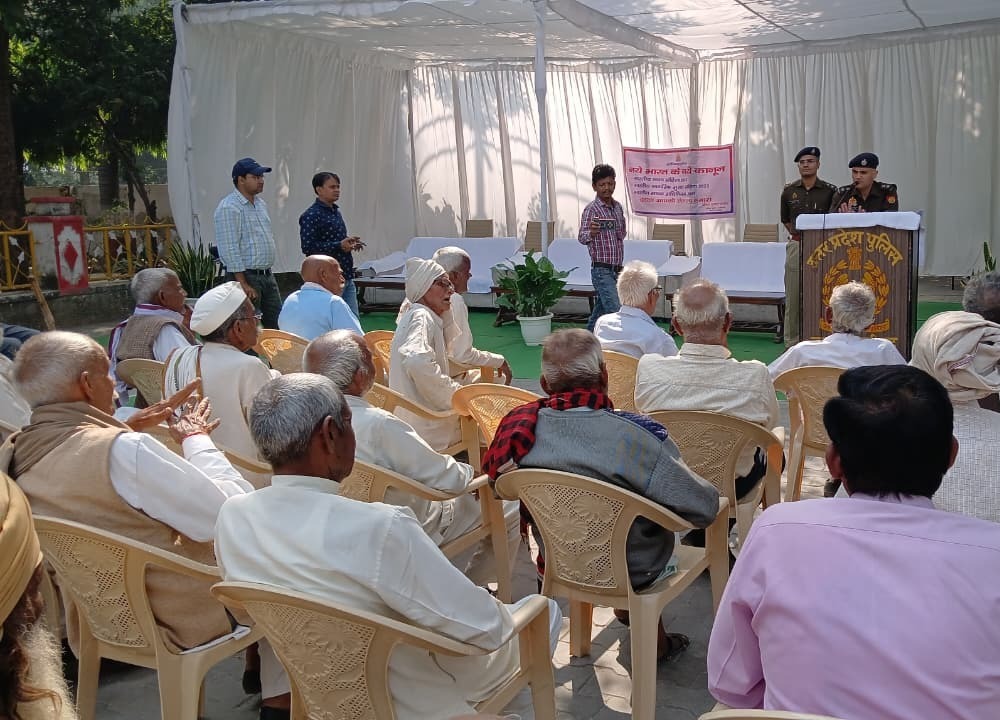 aligarhpolice's tweet image. #Aligarh । #AligarhPolice
#SSP_Aligarh द्वारा 70 वर्ष से अधिक उम्र के 130 हिस्ट्रीशीटरों की निगरानी की गई बंद ।

अलीगढ़ पुलिस की पहल, समाज की मुख्यधारा में लौटने का दिया मौका !
#UPPolice