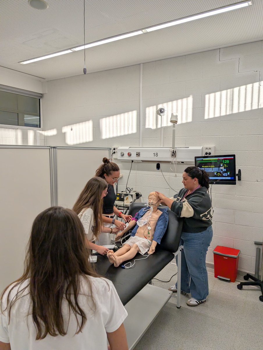 👶💉 Formació en l’atenció al nen greu

Del 27 al 30 d’octubre, el CFIS ha acollit un curs adreçat a infermeres 🩺, impartit pel Servei de Pediatria de l’Hospital Universitari Sant Joan de Reus, centrat en l’abordatge i l’atenció al nen greu.

<a href="/universitatURV/">Universitat Rovira i Virgili</a> <a href="/fundacioURV/">Fundació URV</a>
