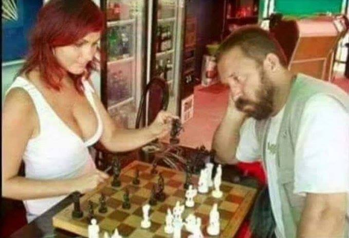 Satrançta Zuzgwang adı verilen bir durum vardır: Öyle kötü bir pozisyondasınızdır ki yapacağınız her hamle maçı kaybeder, iyi hamle diye bir şey kalmamıştır…adamın durumu budur işte..memelere baksa oyun gidiyor bakmasa da kaybedecek işte